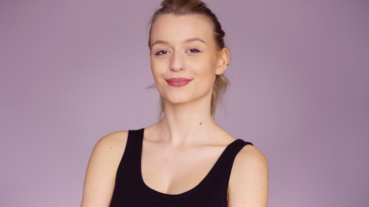 mujer ajustando cola de caballo