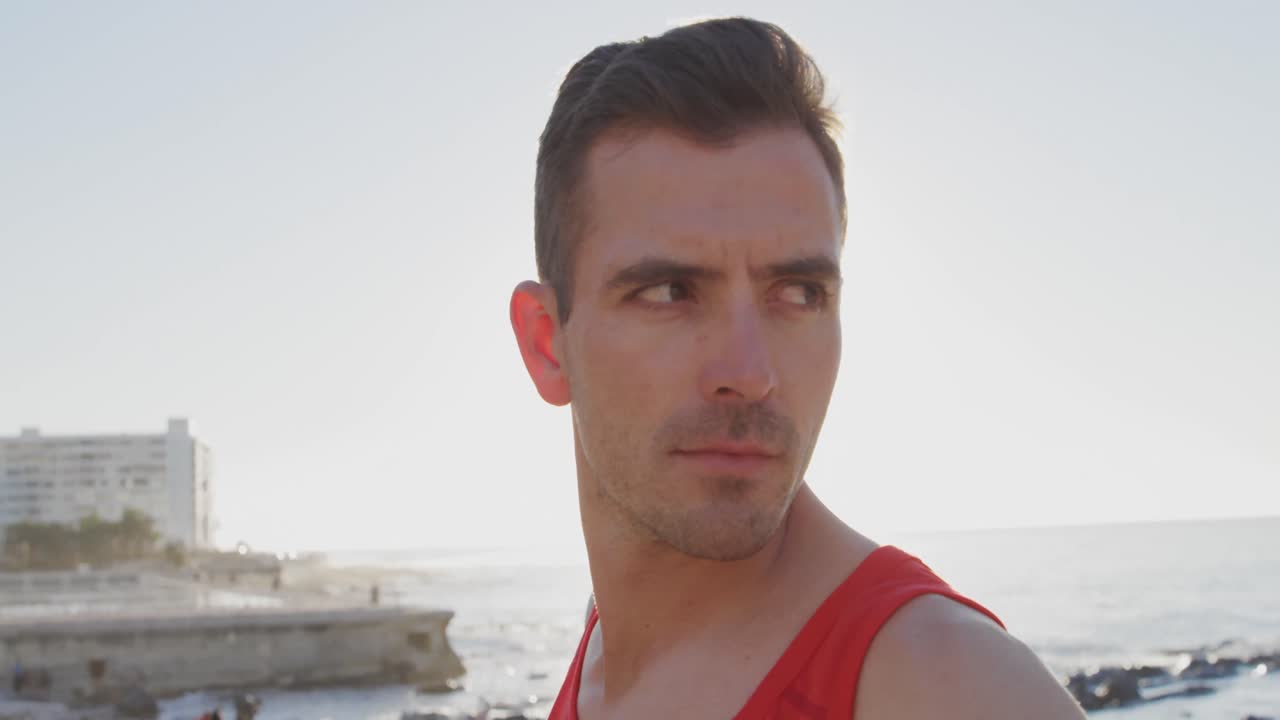 바다  ⁇ 에서 운동하는 젊은이