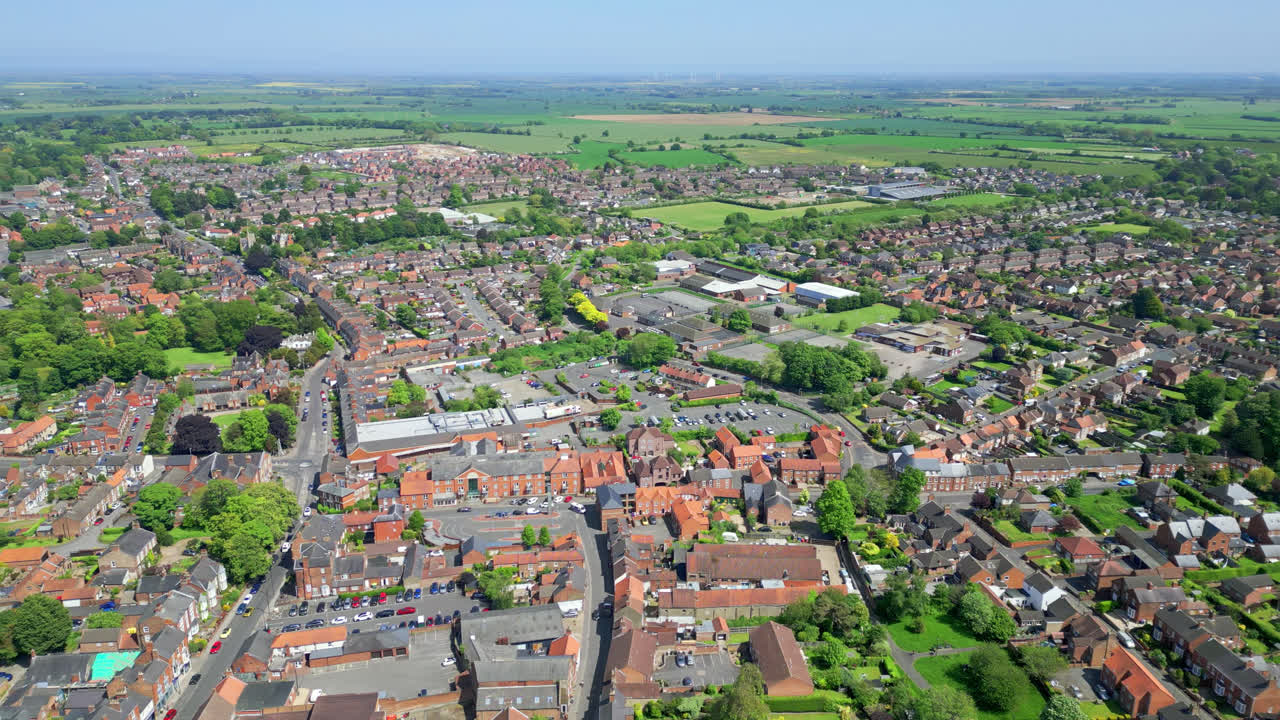 링컨셔의 중세 도시인 루스를 놀라운 항공 영상을 통해 탐험하세요.