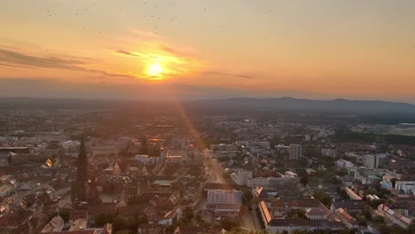 Lapso-De-Tiempo-De-La-Ciudad-Alemana-De-Friburgo-Desde-El-Hermoso-Día-De-Verano-Hasta-La-Ajetreada-Noche-Llena-De-Luces-De-La-Ciudad