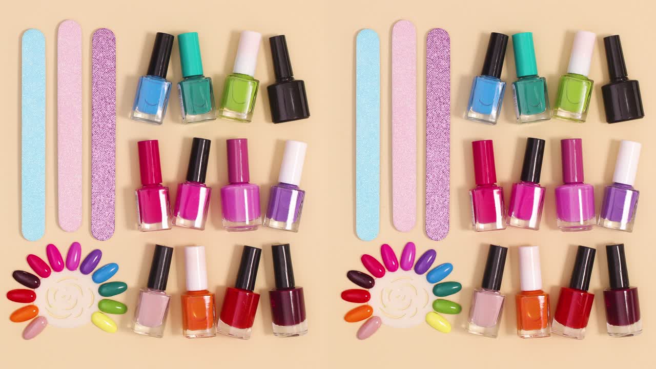 매니큐어 도구 및 액세서리는 베이지 바탕에 움직입니다.