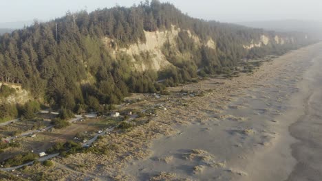 Schwenkaufnahme-Eines-Ländlichen-Campingplatzes-In-Der-Nähe-Des-Ozeans