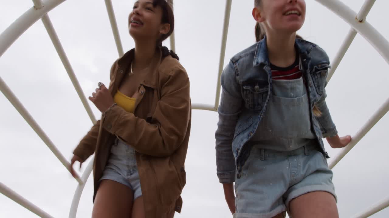 백인과 혼합 인종의 소녀가 함께 즐기는 낮은 각도 뷰