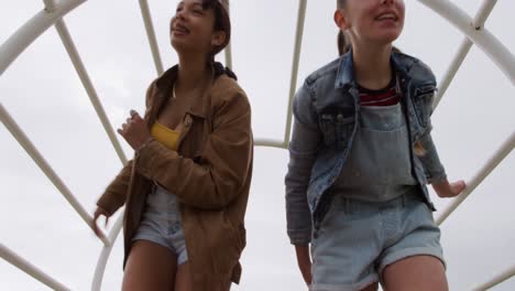 vista de bajo ángulo de un caucásico y una chica de raza mixta disfrutando juntos