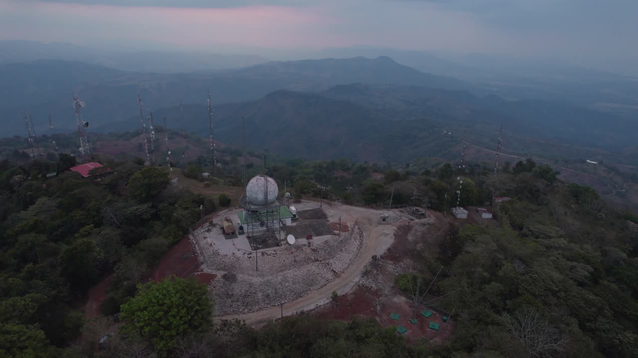 tomada de órbita de cerro azul, un pueblo pesquero que una vez fue un puerto comercial en la provincia de cañete, región de lima, perú