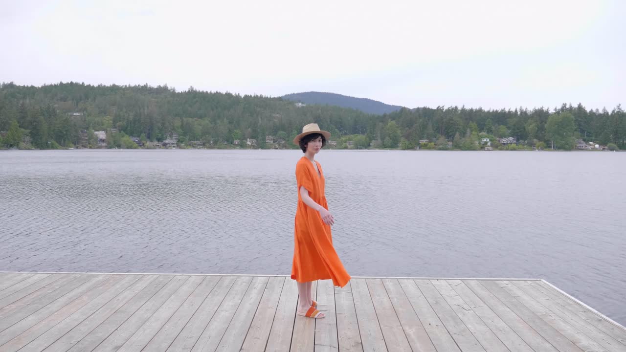 호수 옆에서 포즈를 취하는 패션 촬영에서 예쁜 백인 소녀