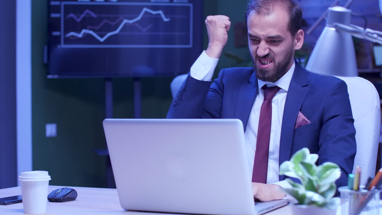 hombre de negocios trabajando en una computadora portátil en la oficina
