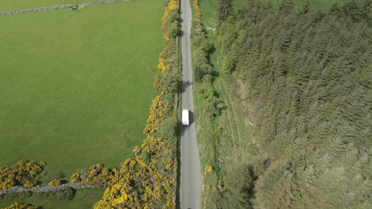 İrlanda Wicklow Dağları'nda seyreden kurye dağıtım aracının havadan görüntüsü.