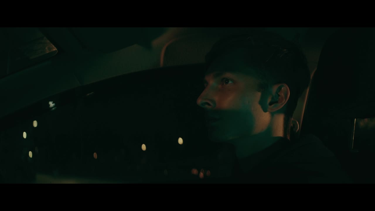 hombre conduciendo por la noche