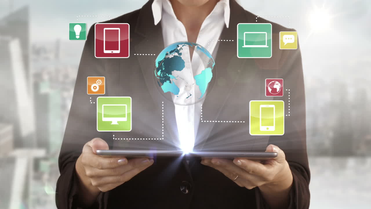 una mujer presentando algunos dispositivos electrónicos