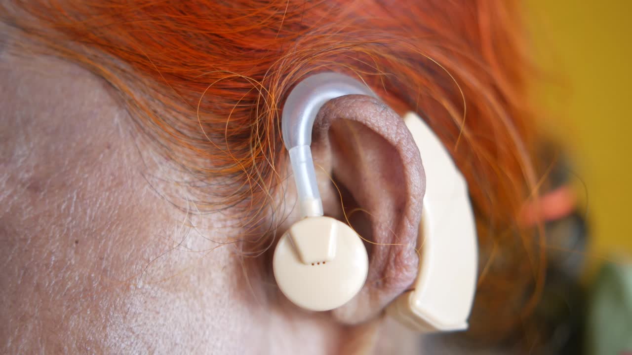 Mano de hombre con tableta digital sobre fondo negro