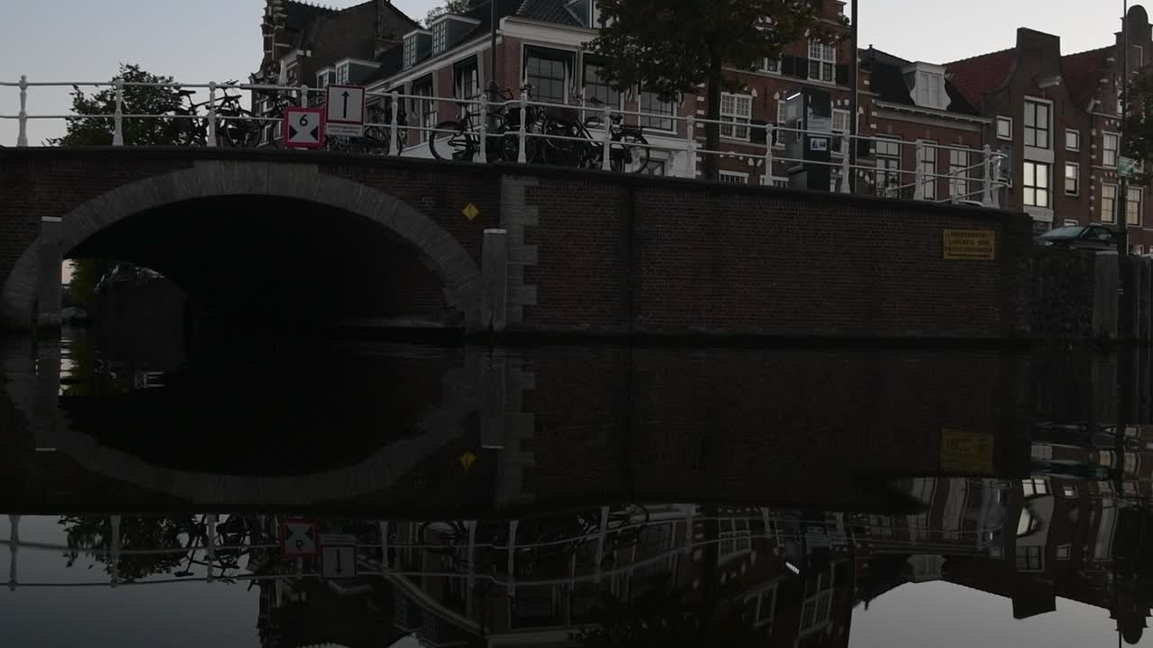 puente a primera hora de la mañana en la ciudad de haarlem