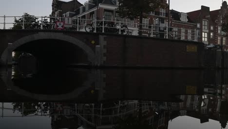 Brücke-Am-Frühen-Morgen-In-Der-Stadt-Haarlem