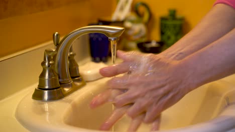 Um-Die-Grippe-Und-Das-Coronavirus-Zu-Vermeiden,-Wäscht-Eine-Reife-Frau-Die-Hände-Richtig