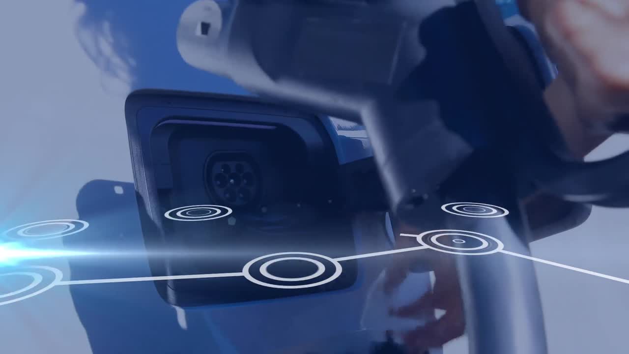 animación de procesamiento de datos sobre mujer caucásica cargando coche eléctrico.