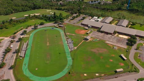 Vista-Aérea-De-Drones-De-La-Escuela-Secundaria-Destin-Fl-Y-El-Campo-De-Fútbol-Y-La-Pista