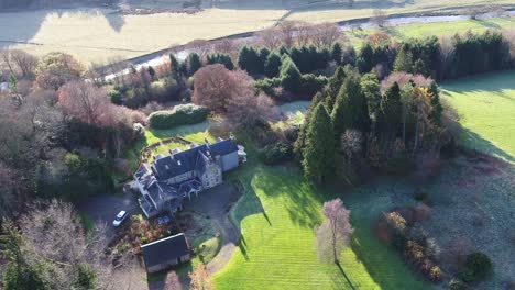 Video-De-Drones-De-Una-Finca-Escocesa-Con-Cuidados-Jardines,-Lagos,-Ríos,-Bosques-Y-Paisajes-De-Laderas