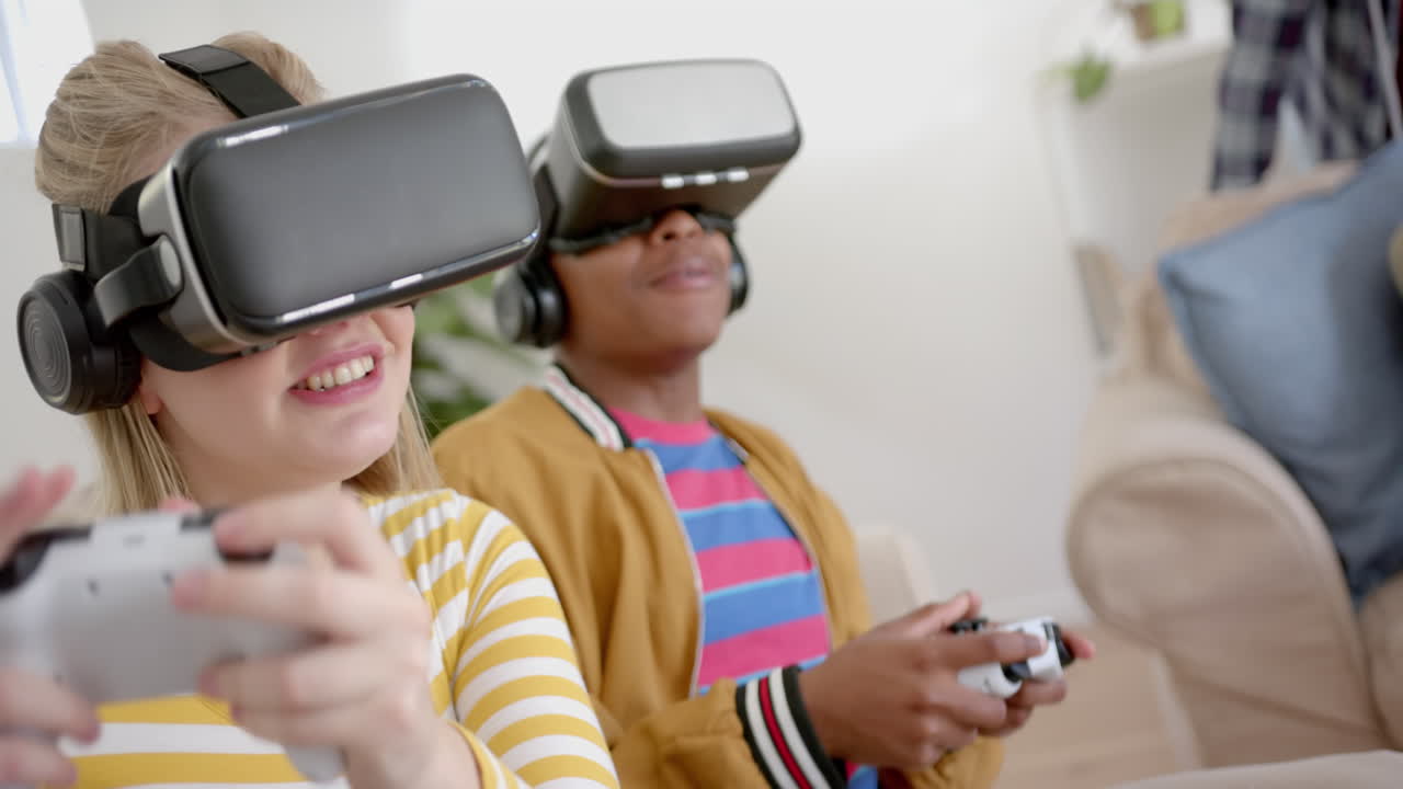un grupo feliz de amigos adolescentes con auriculares vr jugando videojuegos en casa, en cámara lenta