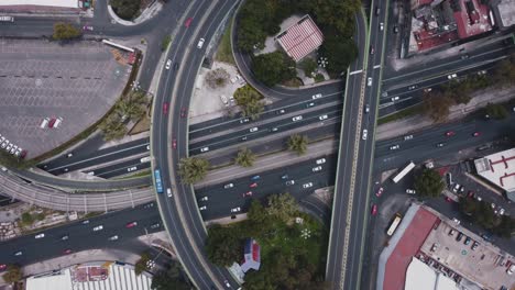 Vista-De-Arriba-Hacia-Abajo-De-Un-Dron-Giratorio-De-Un-Cruce-De-Carretera-En-El-Sur-De-La-Ciudad-De-México