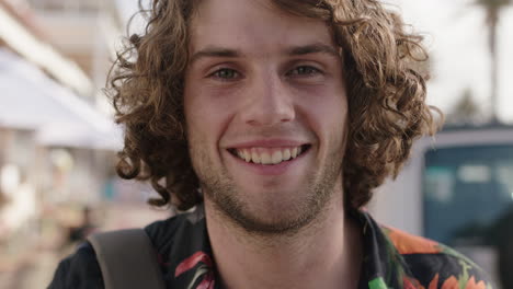 retrato en primer plano de un joven atractivo sonriendo feliz disfrutando de un viaje de vacaciones soleado