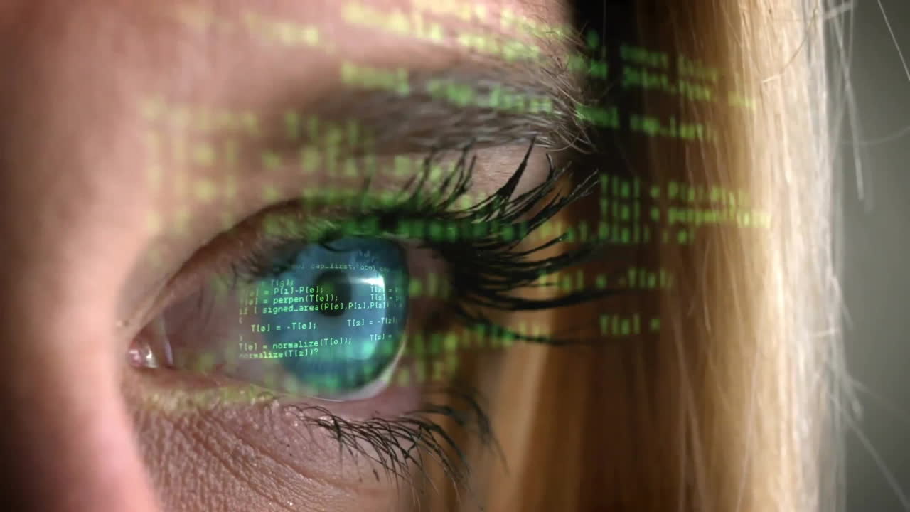 animación del procesamiento de datos digitales sobre el ojo de la mujer