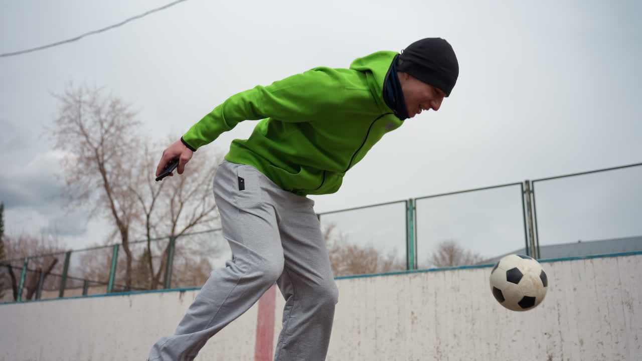 선수가 능숙하게 드리블하고, 남자 운동선수가 훈련 세션 동안 능숙하게 공을 컨트롤하며, 헌신적인 선수가 연습 드릴 중에 집중력을 발휘하여 정확하게 볼 핸들링을 수행해요.