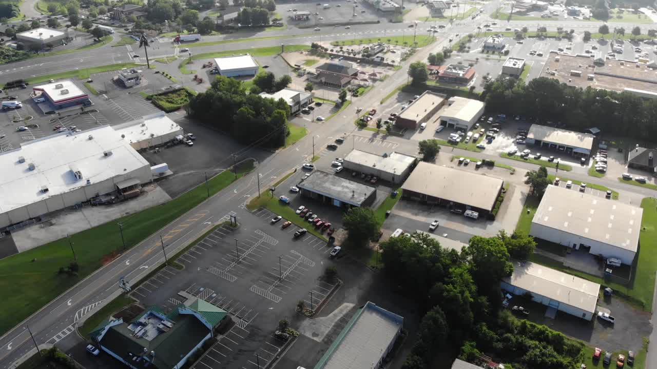 tráfico matutino y viajeros de cartersville, georgia durante el amanecer brumoso