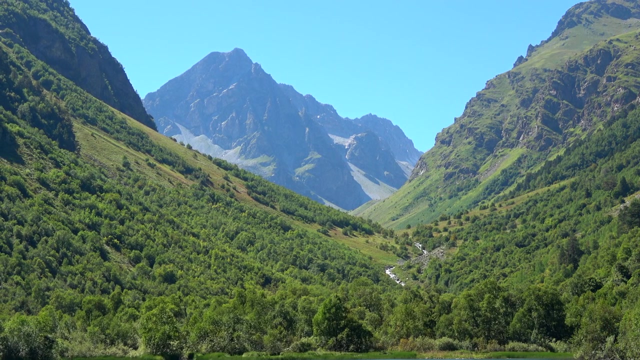 ロシアのコーカサス山脈、ドンバイ国立公園にある静かな山の湖