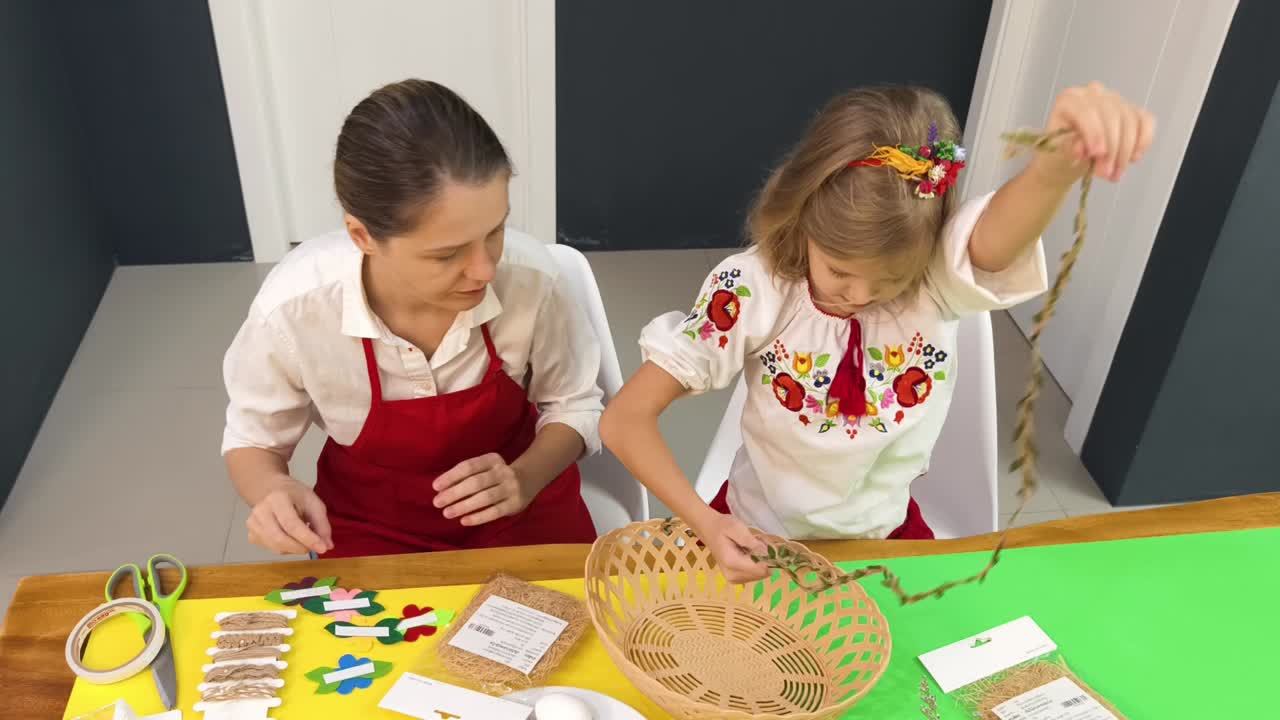 어머니 와 딸 이 함께 공예 를 하고 있다