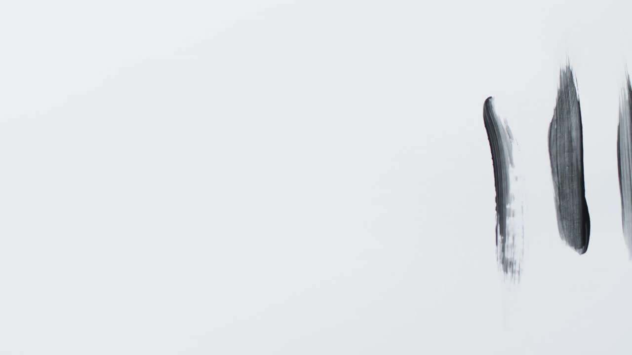 ⁇  배경 에 있는 검은색 페인트 줄무 ⁇  의 클로즈업, 복사 공간, 슬로우 모션