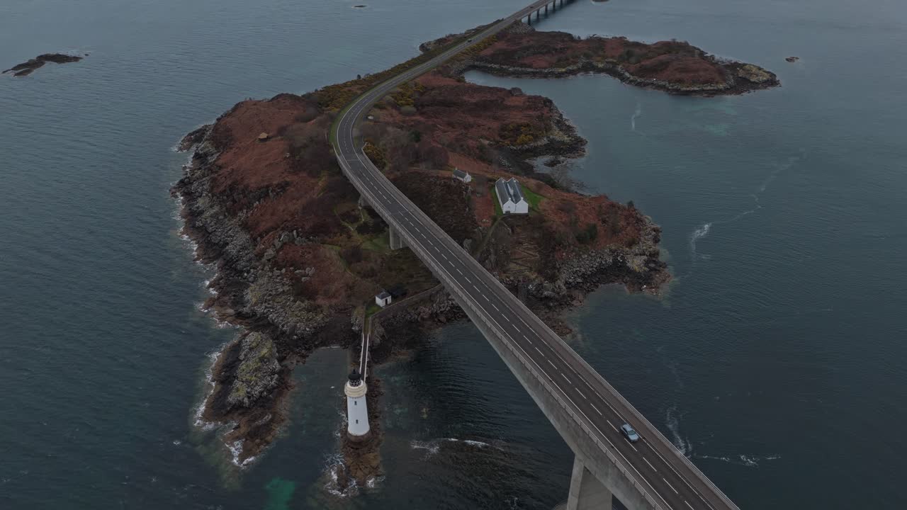 Veduta aerea del ponte di Skye che attraversa l'isola del faro di Kyleakin in Scozia
