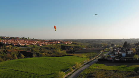 Gleitschirmfliegen-über-Die-Berge