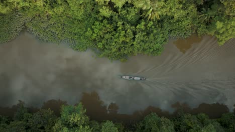 Turista-Montando-Un-Barco-Indígena-Navegando-A-Través-Del-Bosque-Del-Río-Amazonas-En-Ecuador