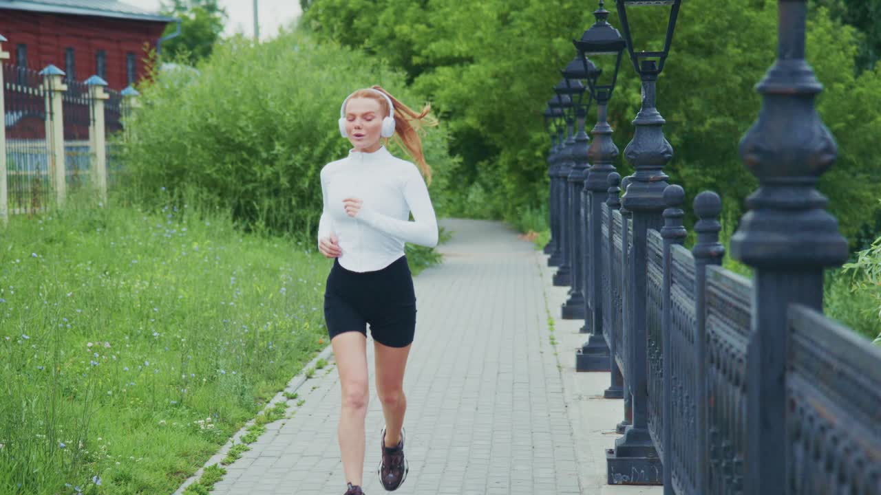 женщина бежит по мосту.