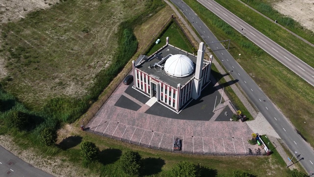 Luftfoto af Baitul Afiyat Moskéen i Almere, der viser en religiøs bygning, islamisk arkitektur og et fællesskabslandemærke i et moderne boligområde