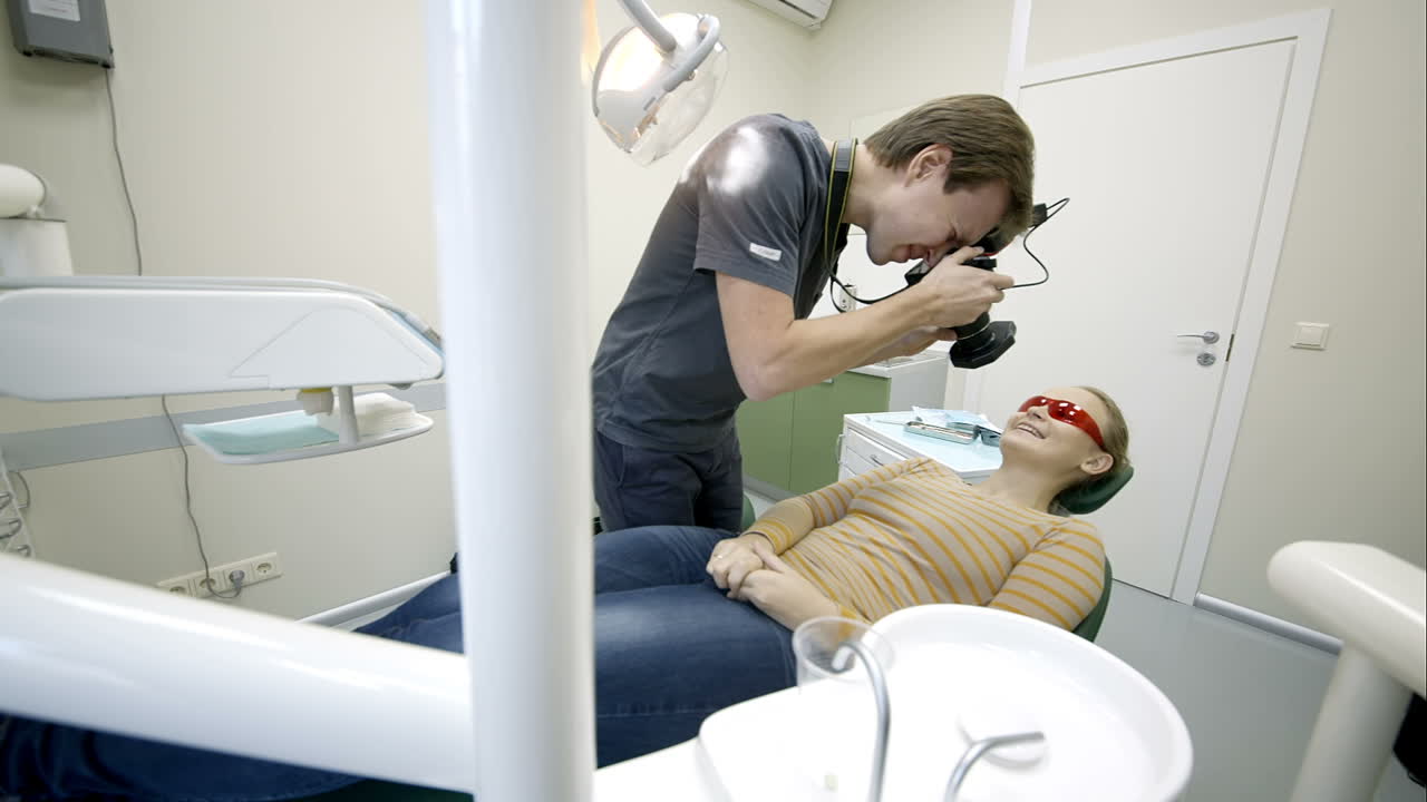 dentista haciendo una foto de los pacientes sonriendo