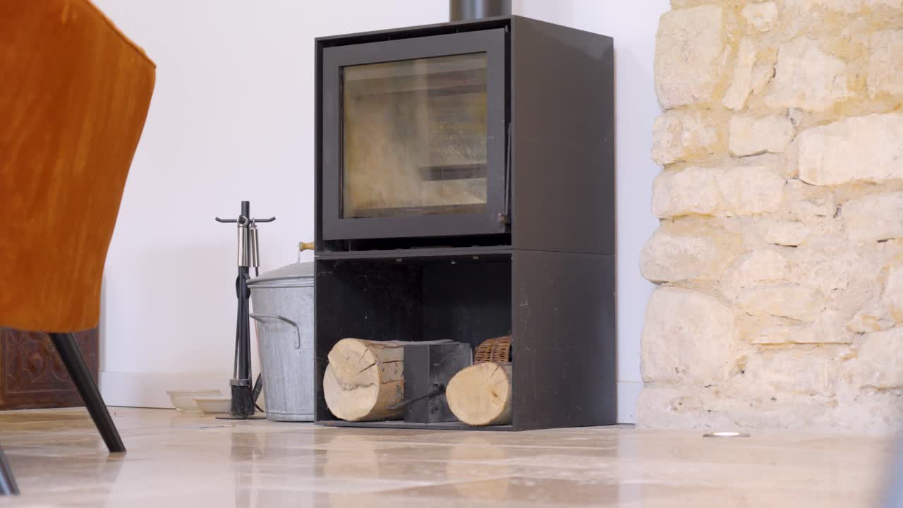 방의 중앙에는 작은 벽난로가 있으며, 따뜻함을 방출하고 공간에 아 ⁇ 한 분위기를 더합니다.