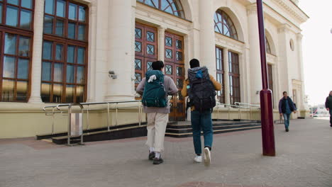 Amigos-Caminando-Hacia-La-Estación-De-Tren