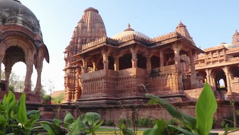 arquitectura del antiguo templo hindú con un cielo azul brillante desde un ángulo único en el día tomado en el jardín mandore jodhpur rajasthan india