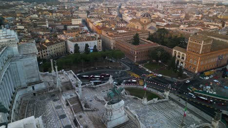 Vista-Aérea-A-Vista-De-Pájaro-Sobre-Piazza-Venezia,-Altar-De-La-Patria