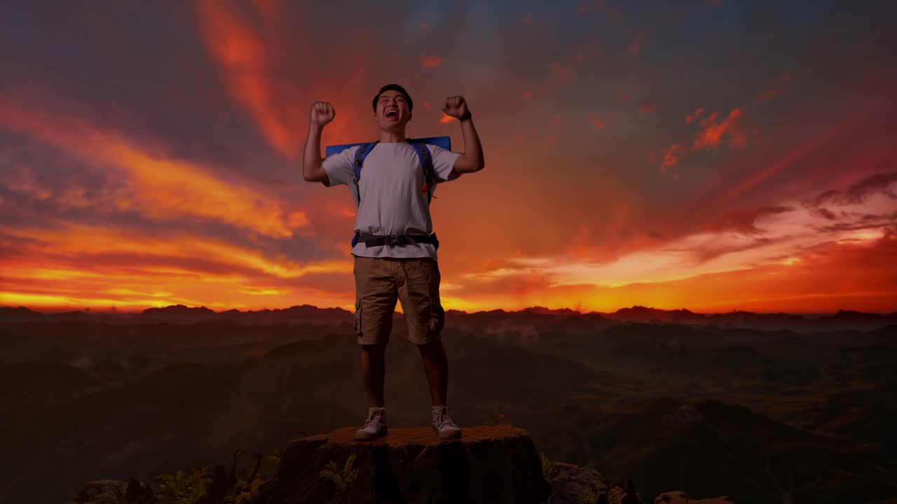 un excursionista feliz en la cima de la montaña al atardecer