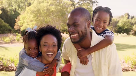 Retrato-De-Una-Linda-Familia-Está-Sonriendo-En-El-Parque