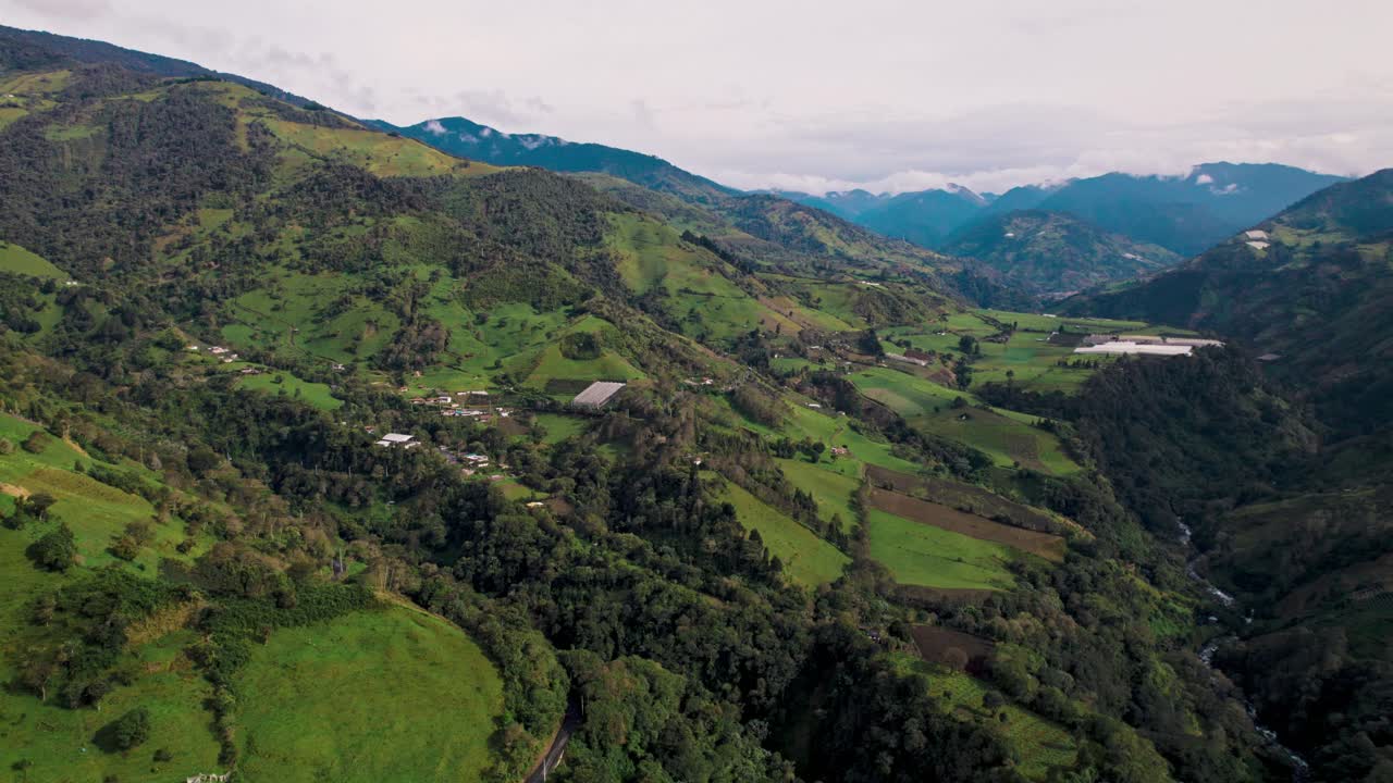 Lussureggiante foresta nebulosa, impervie montagne delle Ande e la città nella valle. Perfetto per contenuti di viaggio avventura, naturalistici e sull'America del Sud
