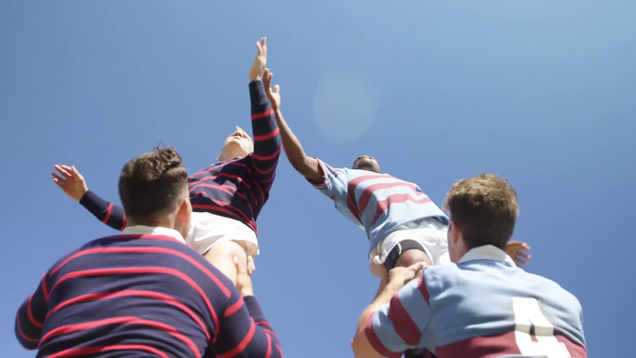 럭비 선수 들 이 공 을 방어 하기 위해 연습 하고 있다 4k 4k