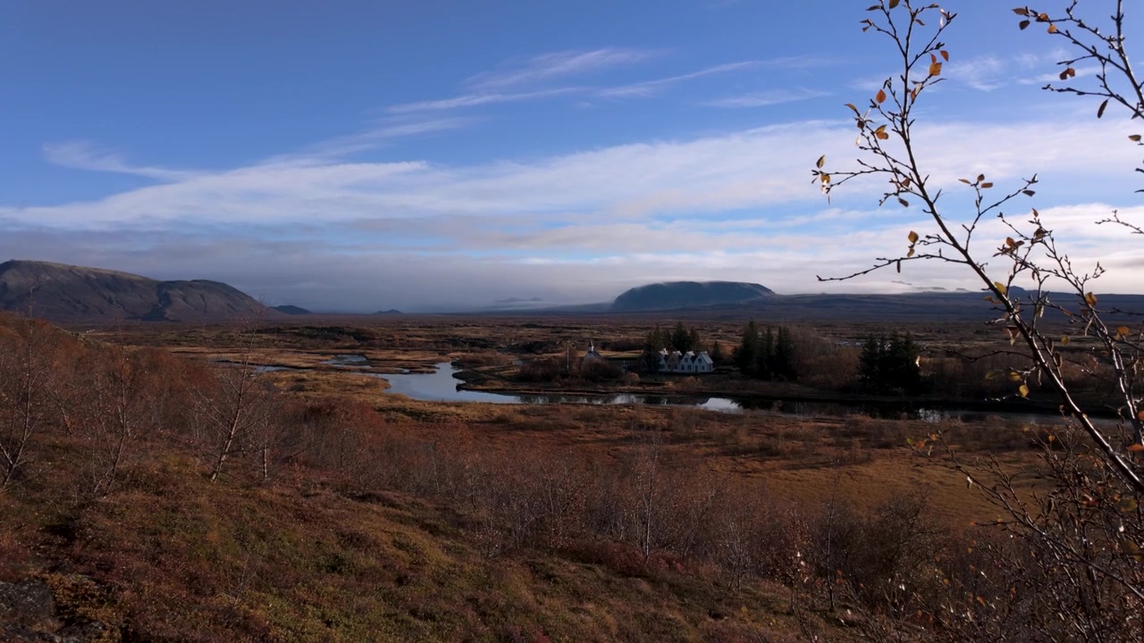 Thingvellir, Islanda in autunno con vista sul villaggio e sull'iconica chiesa - colori autunnali grandangolari
