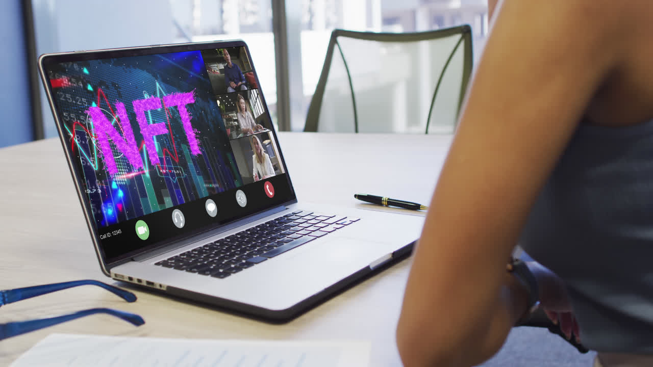 video de una mujer biracial haciendo una videollamada con sus compañeros de trabajo