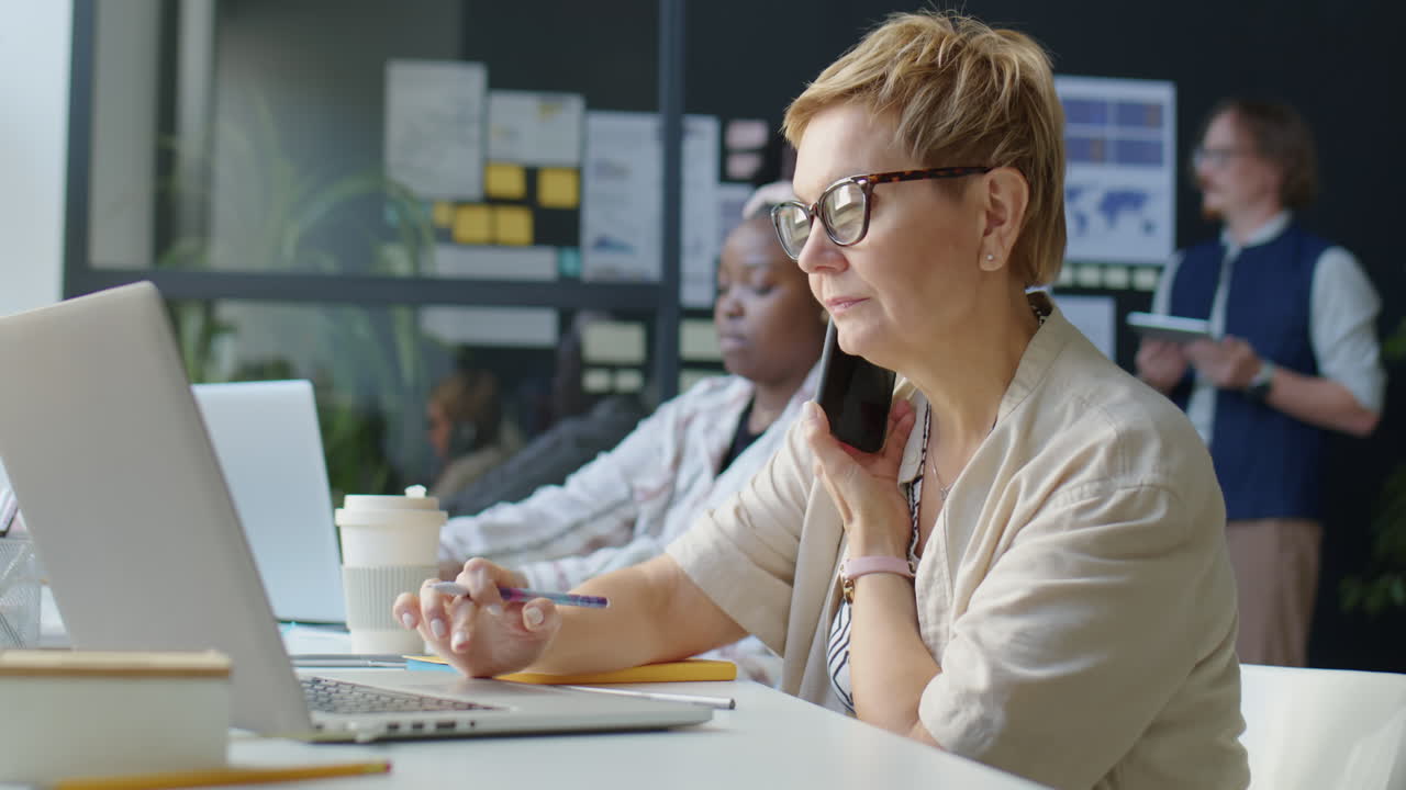 Geschäftsfrau, die im Büro arbeitet