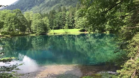 Weitwinkelaufnahme-Eines-Bergsees-In-Der-Nähe-Von-Oberstdorf,-Deutschland