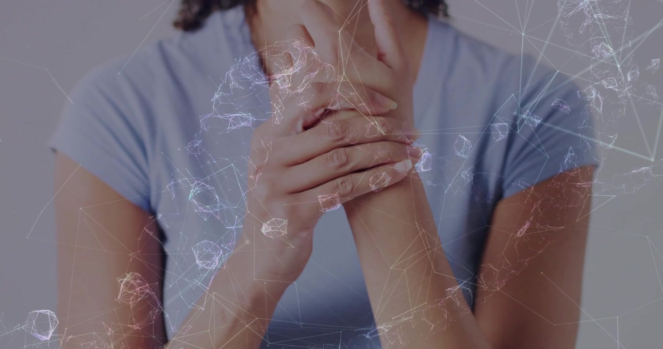 Una donna porta le mani nell'inquadratura, eseguendo gesti del polso, con un'interfaccia di rete che reagisce per applicazioni tecnologiche.