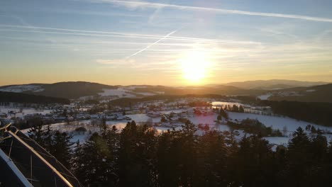 Toma-Aérea-Del-Bosque-Bávaro-Al-Atardecer-En-Invierno-Y-Nieve